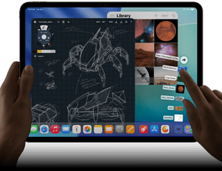 Asztrofekete iPad Pro, a felhasználó bal kézzel tartja a készüléket, jobb kézzel pedig mutató mozdulattal kezeli
      a megnyitott alkalmazásablakokat, melyek között megjelenik egy rajzolóapp vázlatos gépészeti tervekkel, fotókönyvtár bolygókkal
      és az űrről készült képekkel, valamint a Letöltések mappa fájljai legyezőszerűen kitárva