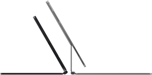 Két iPad Pro készülék Magic Keyboardhoz csatlakoztatva, oldalnézetből, vékony profillal, egy asztrofekete változat hangszórókkal
      és USB-C porttal, félig nyitott helyzetben megdöntve, valamint egy ezüstszínű változat, nyitott helyzetben hátradöntve, így
      megfigyelhető a billentyűzet konzolos lebegő dizájnja, valamint a hangszórók és a mikrofon